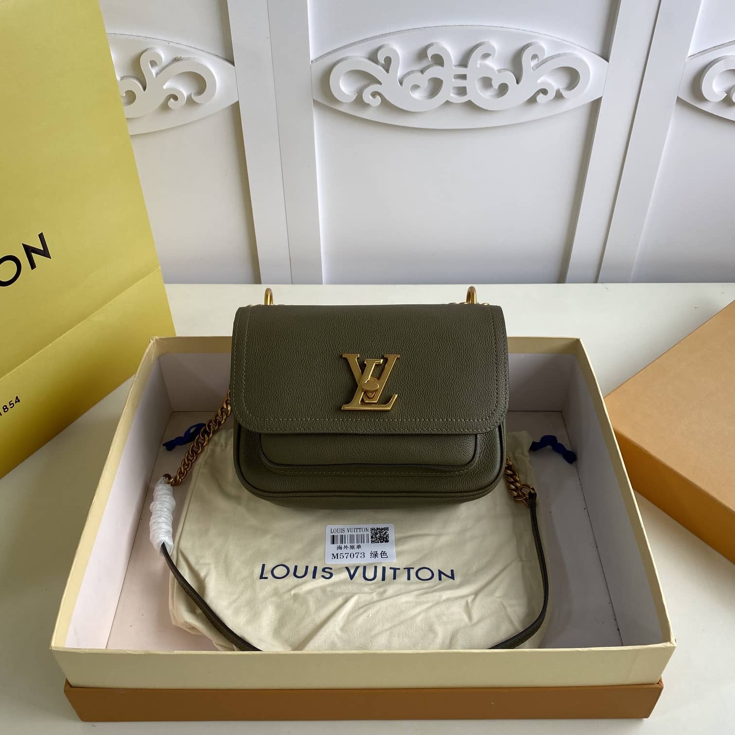 L0vis Vvtt0n Lockme Chain PM Replica Bag Green M57073