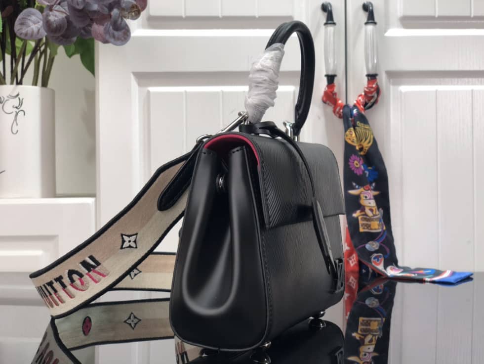 L0vis Vvtt0n Cluny Mini Epi Leather M58928 Replica Shoulder Bag