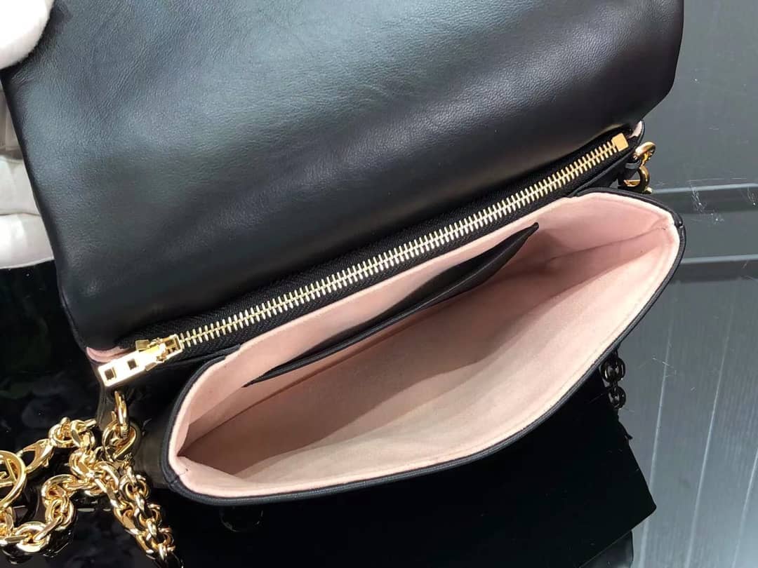L0vis Vvtt0n Pochette Coussin Monogram Embossed Lambskin Chain Replica Bag Black