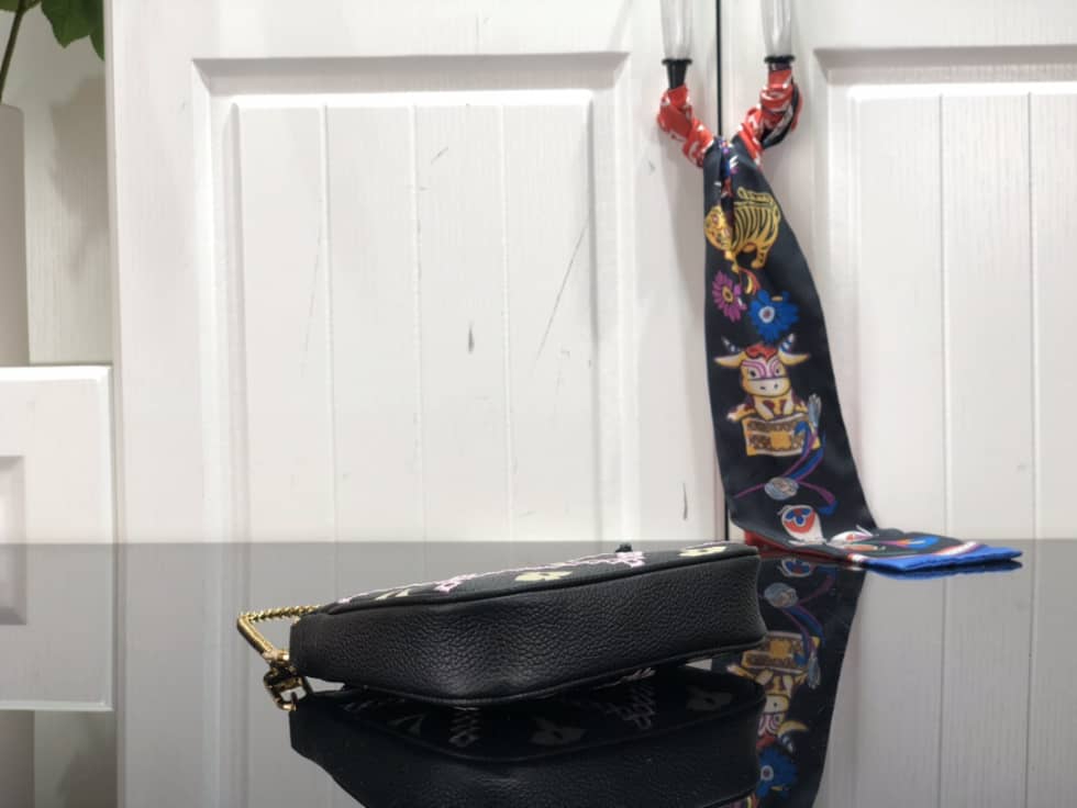 L0vis Vvtt0n Mini Pochette Accessoires Empreinte Broderies Black M81140 Replica