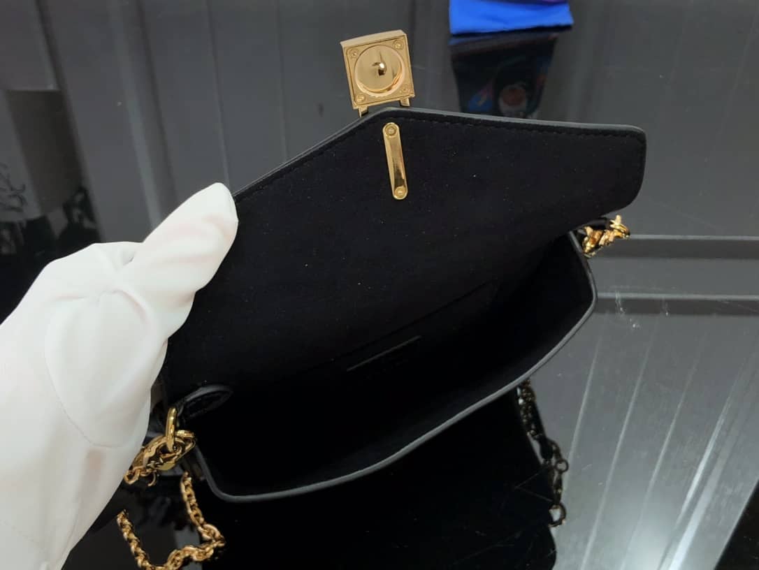 L0vis Vvtt0n Epi Leather Padlock On Strap Replica Bag Black M80819