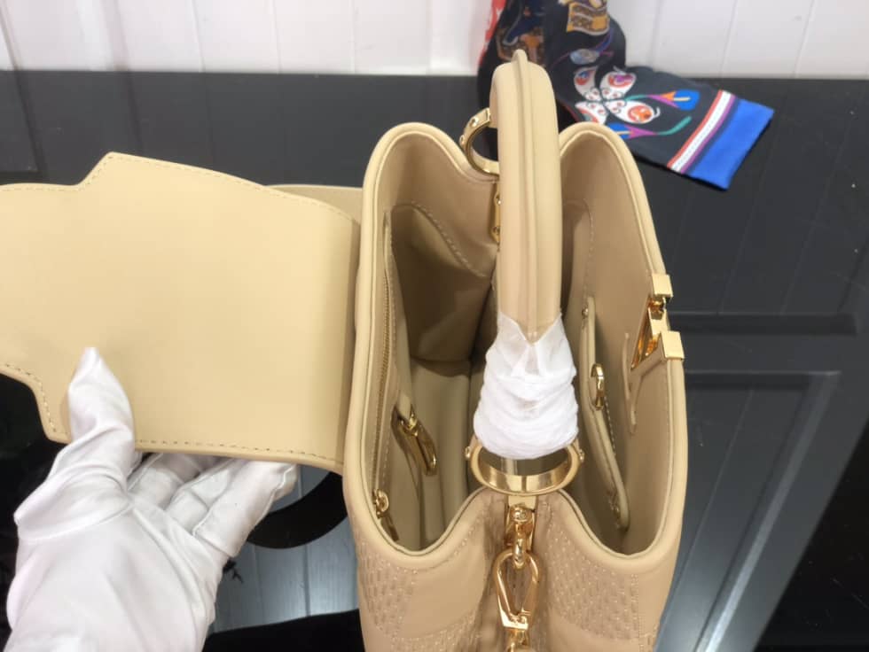 L0vis Vvtt0n Capucines BB Beige M59225 Replica Shoulder Bag