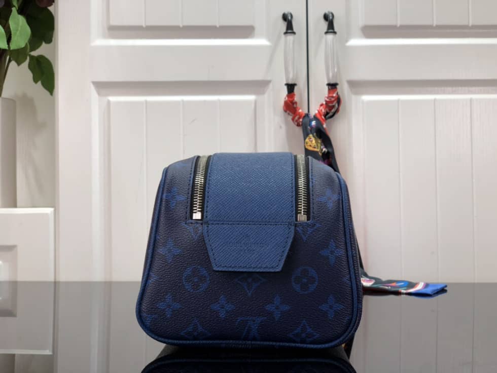 L0vis Vvtt0n Dopp Kit Toilet Pouch Monogram Canvas M44494 Replica