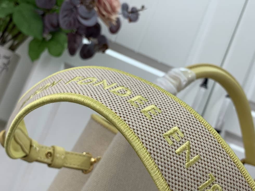 L0vis Vvtt0n Capucines MM Yellow M59872 Replica Shoulder Bag