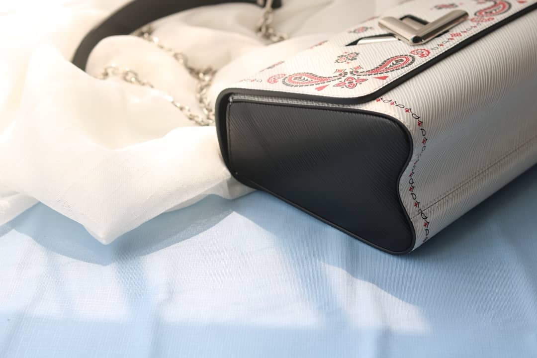 L0vis Vvtt0n Textured Epi Leather Twist Series Bag White