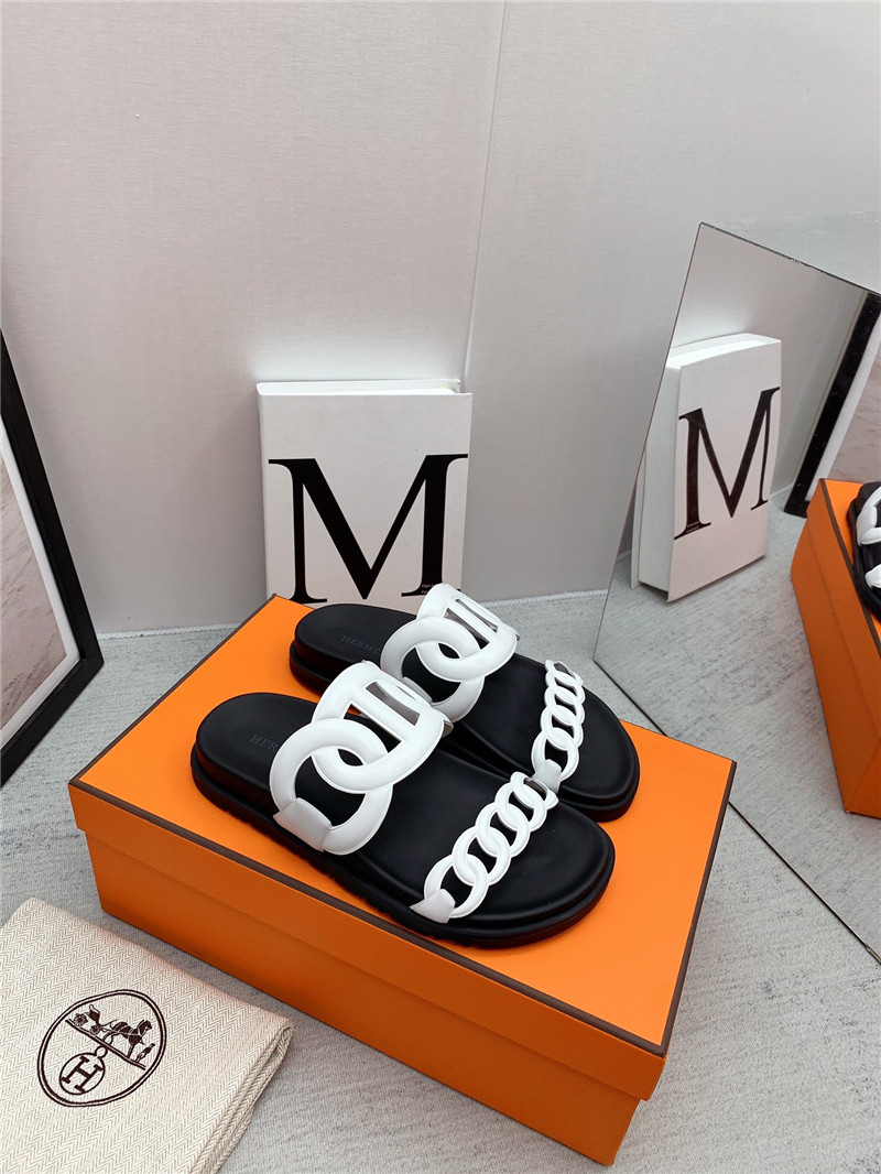 H**me5 flat sandals
