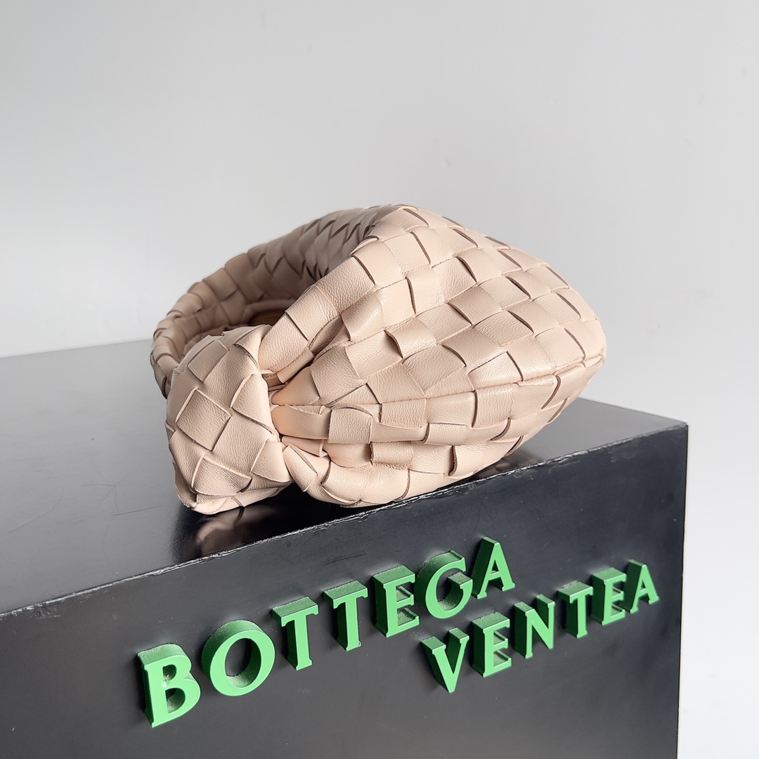 B0tt*ga Ven*ta Woman