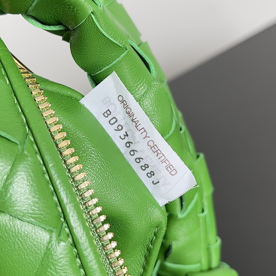 B0tt*ga Ven*ta Woman
