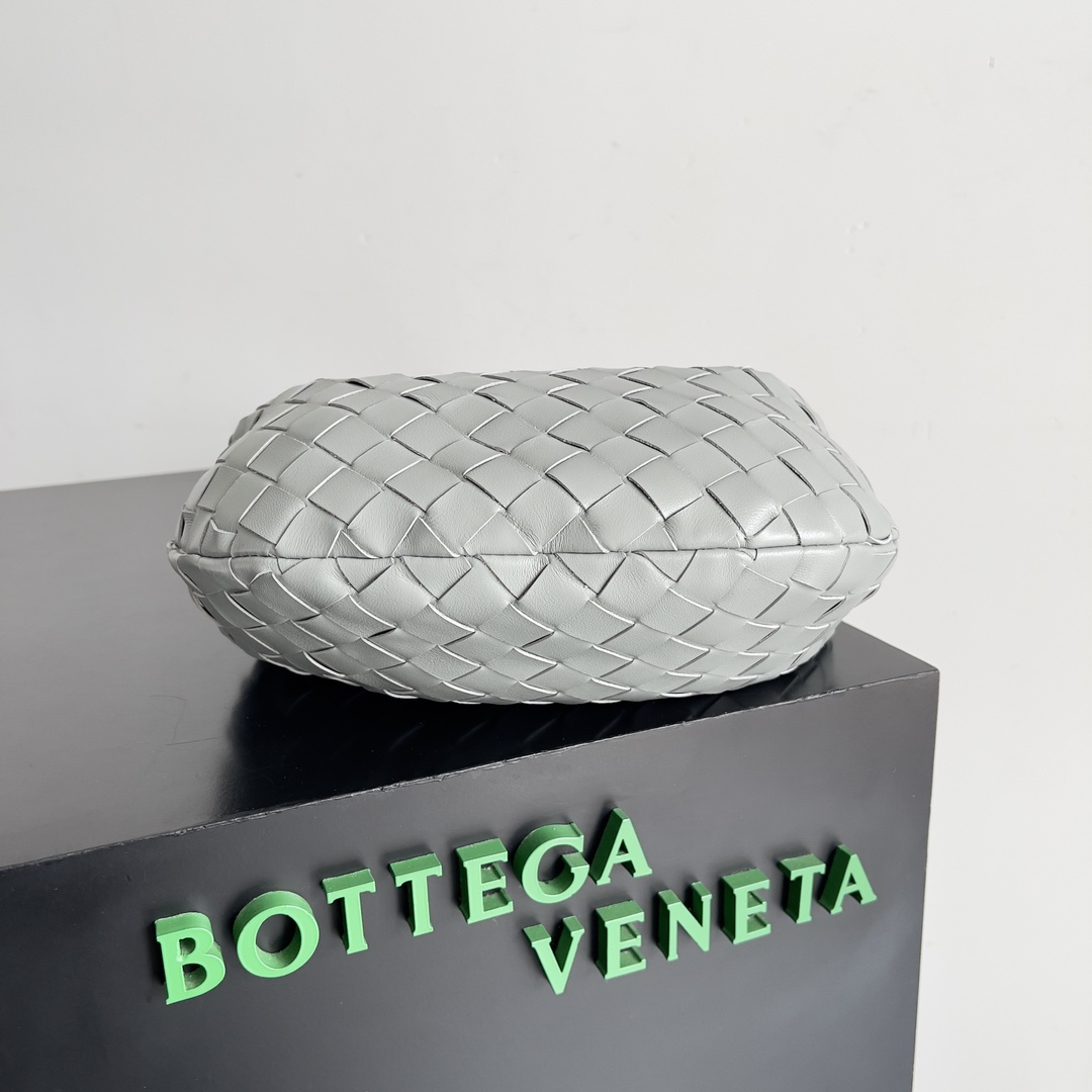 B0tt*ga Ven*ta Woman