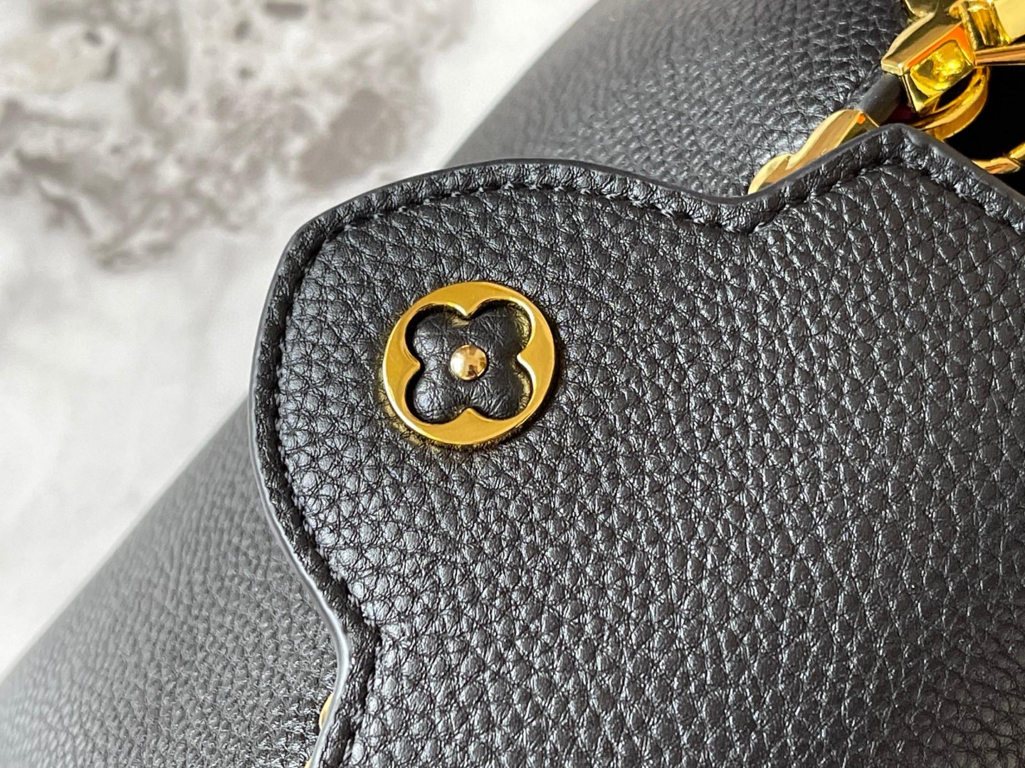 L0vis Vvtt0n Capucines Mini Corolla Gold Top Handbag Replica