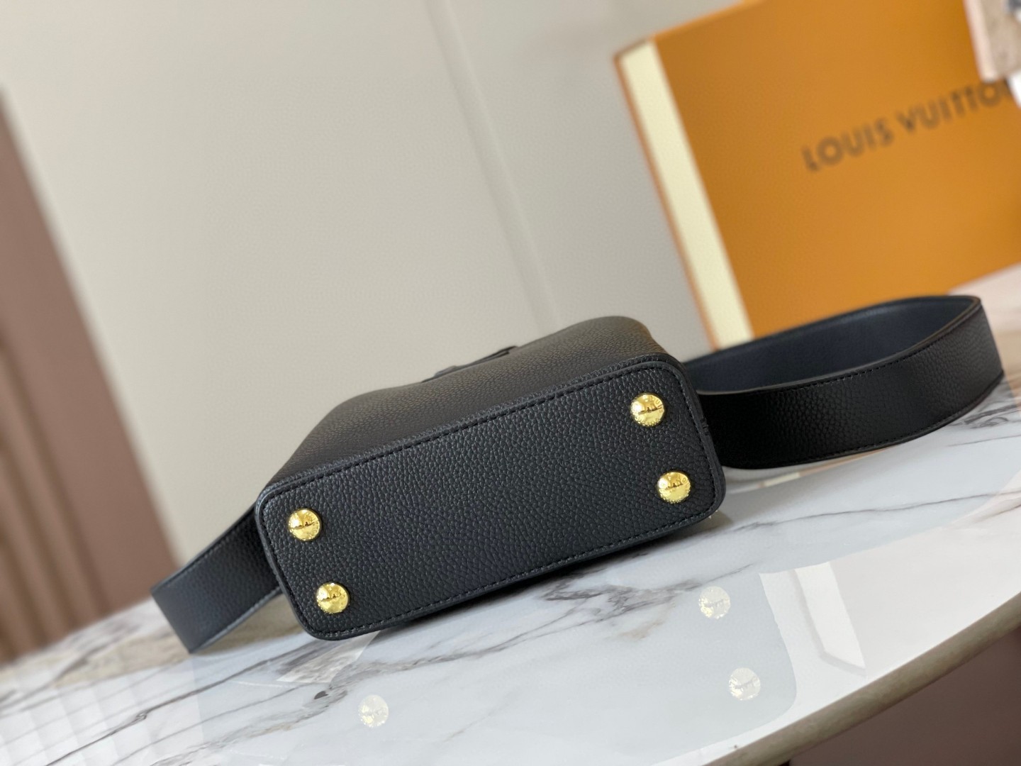 L0vis Vvtt0n Capucines Mini Corolla Gold Top Handbag Replica