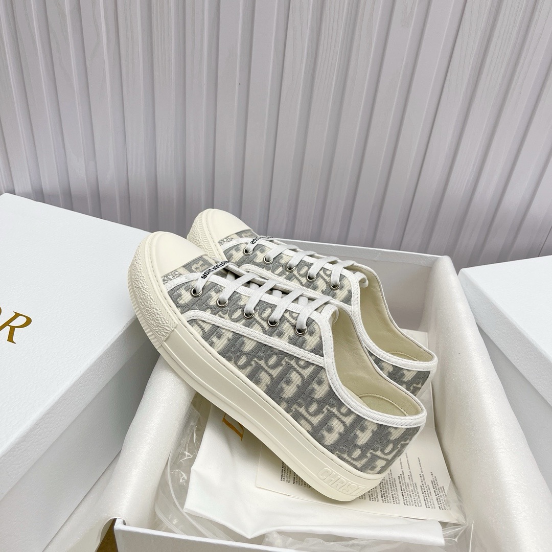 D10r Embroidered Low-Top Sneakers Replica – High-Quality Edition
