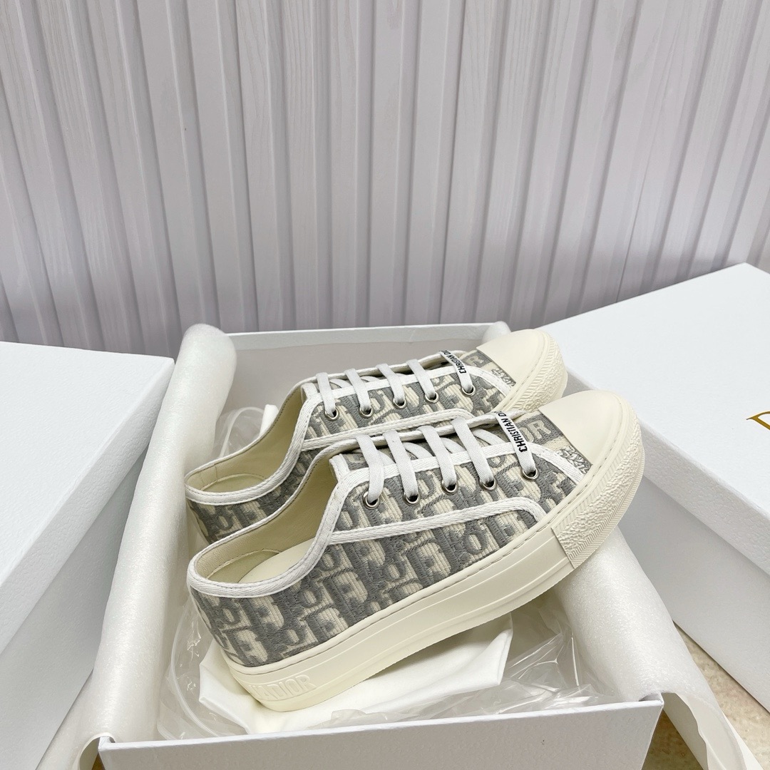 D10r Embroidered Low-Top Sneakers Replica – High-Quality Edition